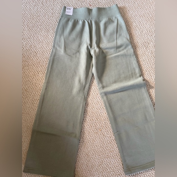 Nike Sportswear Phoenix Fleece Wide-Leg Logo Pants
Women’s M
NWT
Green - Picture 4 of 6